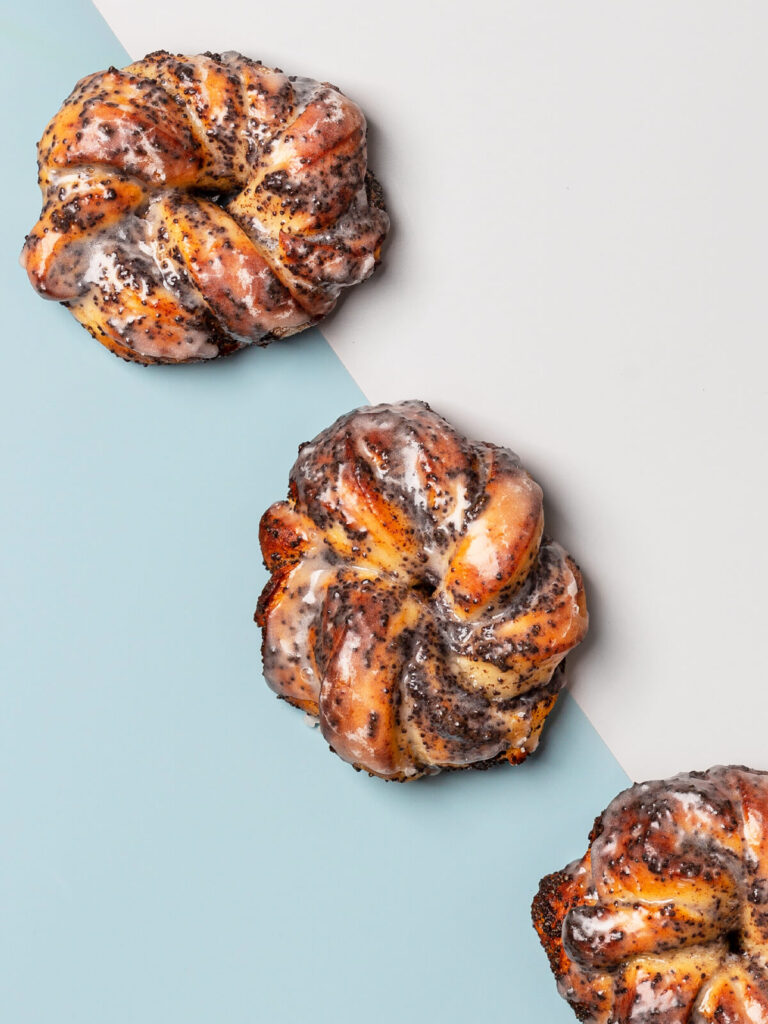 Mohnknoten mit Zuckerglasur – Gedrehte Hefebrötchen mit Mohnfüllung