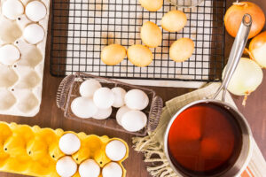 Natürlich Eier färben mit Gemüse & Gewürzen