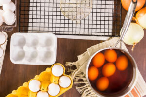 Natürlich Eier färben mit Gemüse & Gewürzen