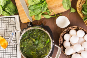 Natürlich Eier färben mit Gemüse & Gewürzen