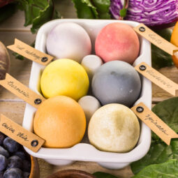 Natürlich Eier färben mit Gemüse & Gewürzen