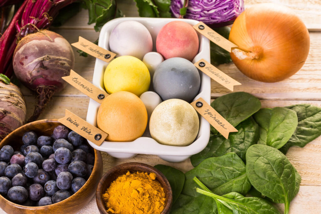 Natürlich Eier färben mit Gemüse & Gewürzen