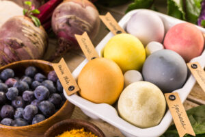 Natürlich Eier färben mit Gemüse & Gewürzen