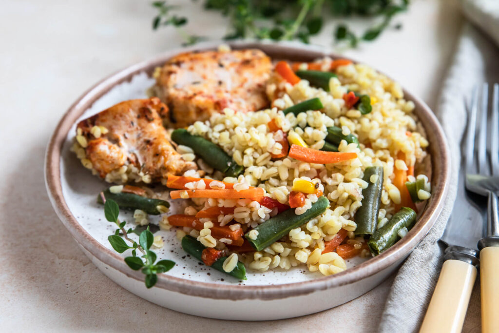 Bulgur aus dem Ofen mit Gemüse und zarter Pute