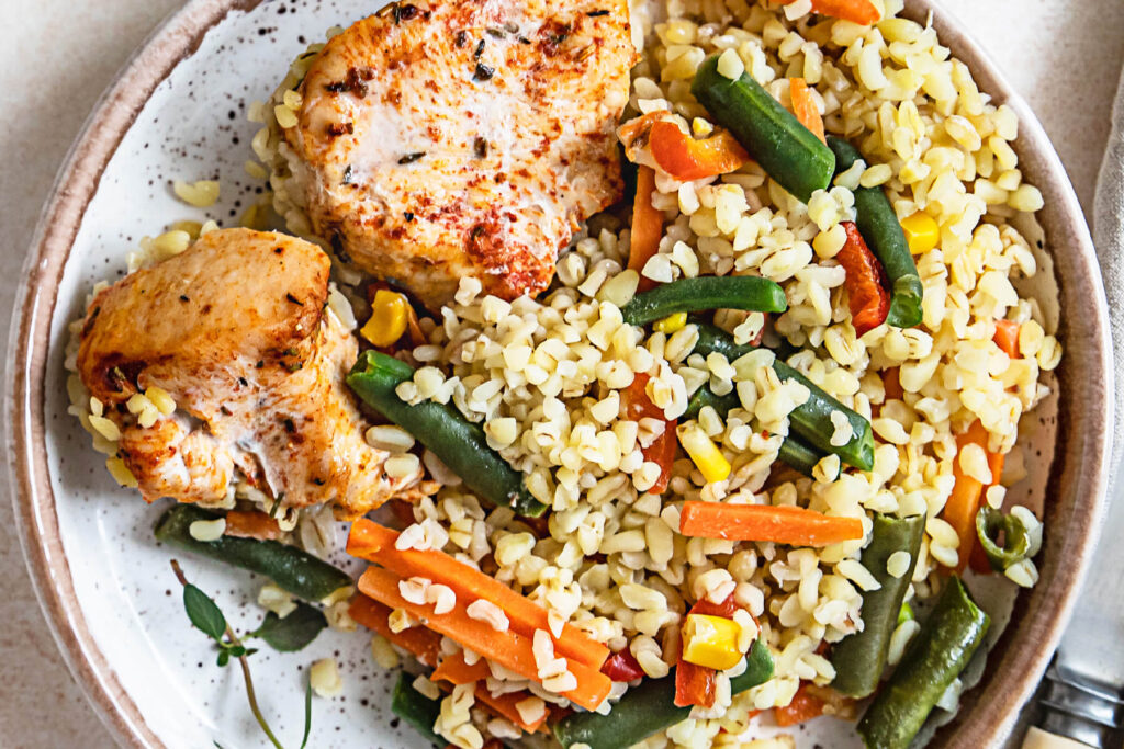 Bulgur aus dem Ofen mit Gemüse und zarter Pute