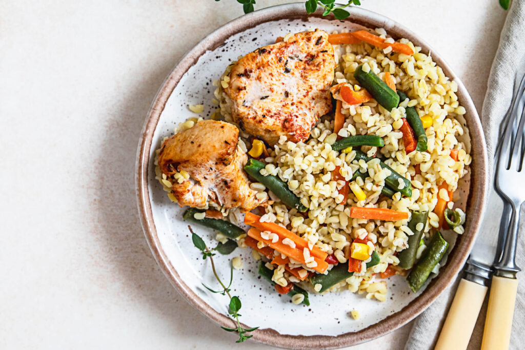 Bulgur aus dem Ofen mit Gemüse und zarter Pute