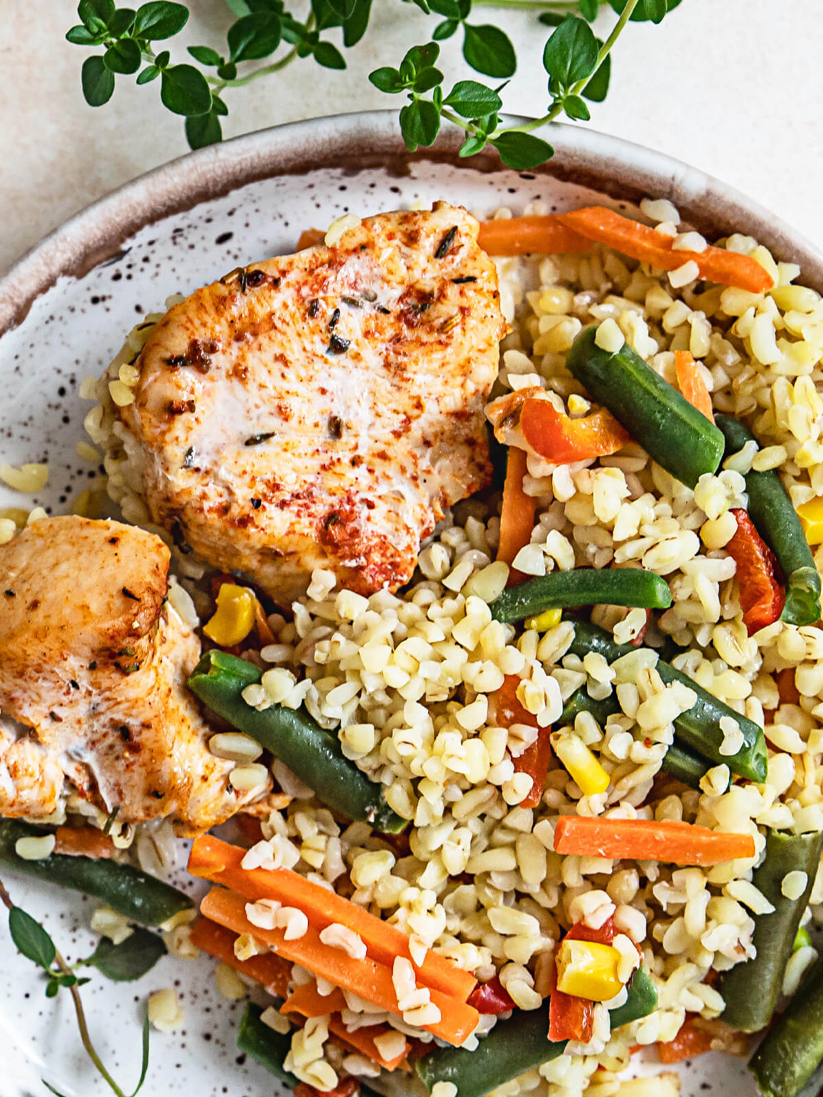 Bulgur aus dem Ofen mit Gemüse und zarter Pute