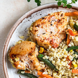 Bulgur aus dem Ofen mit Gemüse und zarter Pute