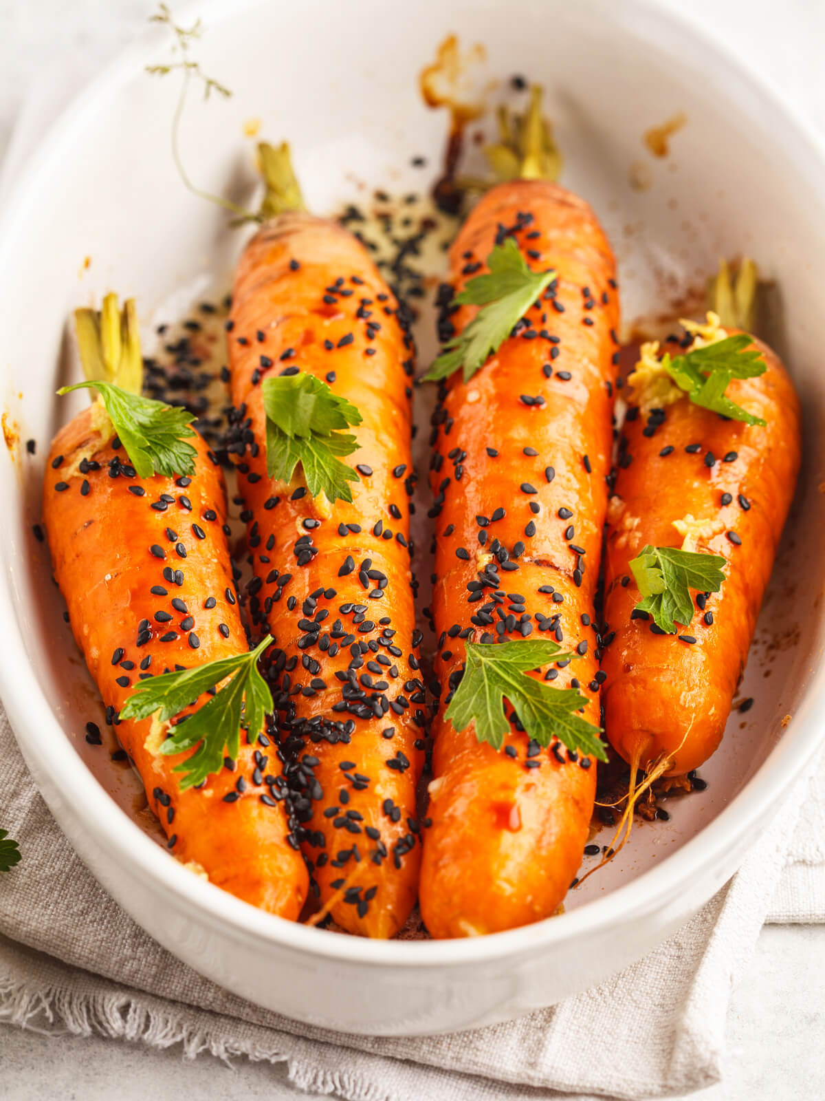 Ofenkarotten mit asiatischer Glasur und Sesam