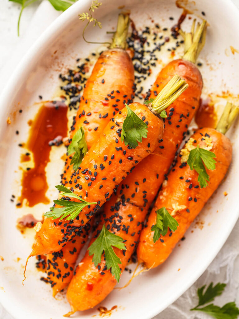 Ofenkarotten mit asiatischer Glasur und Sesam