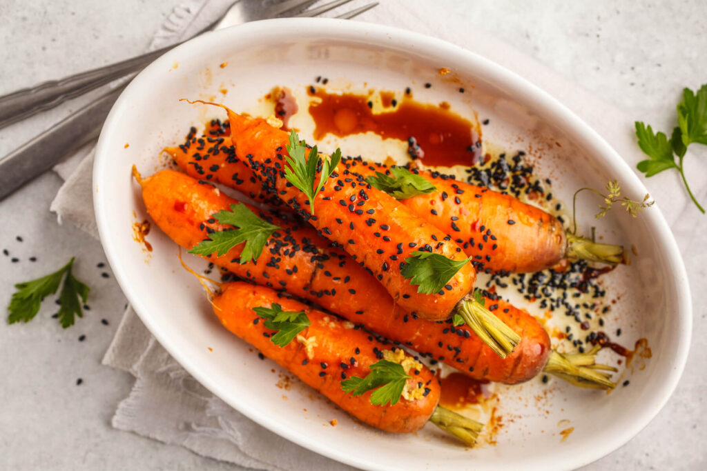 Ofenkarotten mit asiatischer Glasur und Sesam