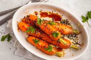 Ofenkarotten mit asiatischer Glasur und Sesam
