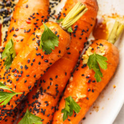 Ofenkarotten mit asiatischer Glasur und Sesam