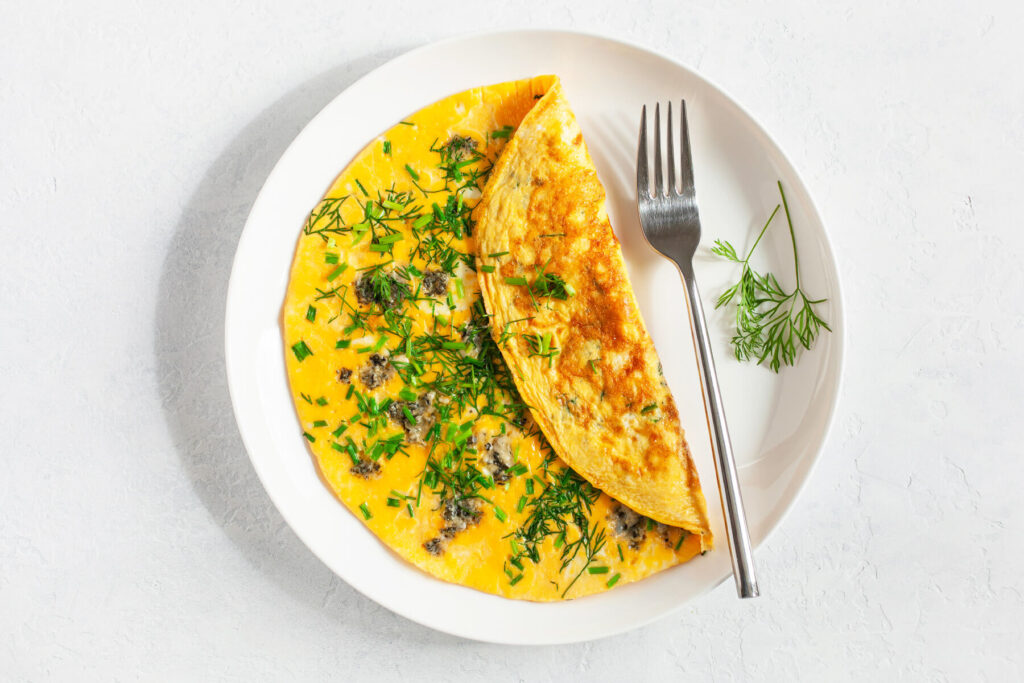 Omelett mit Blauschimmelkäse, Dill & Schnittlauch