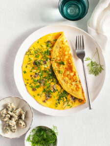 Omelett mit Blauschimmelkäse, Dill und Schnittlauch
