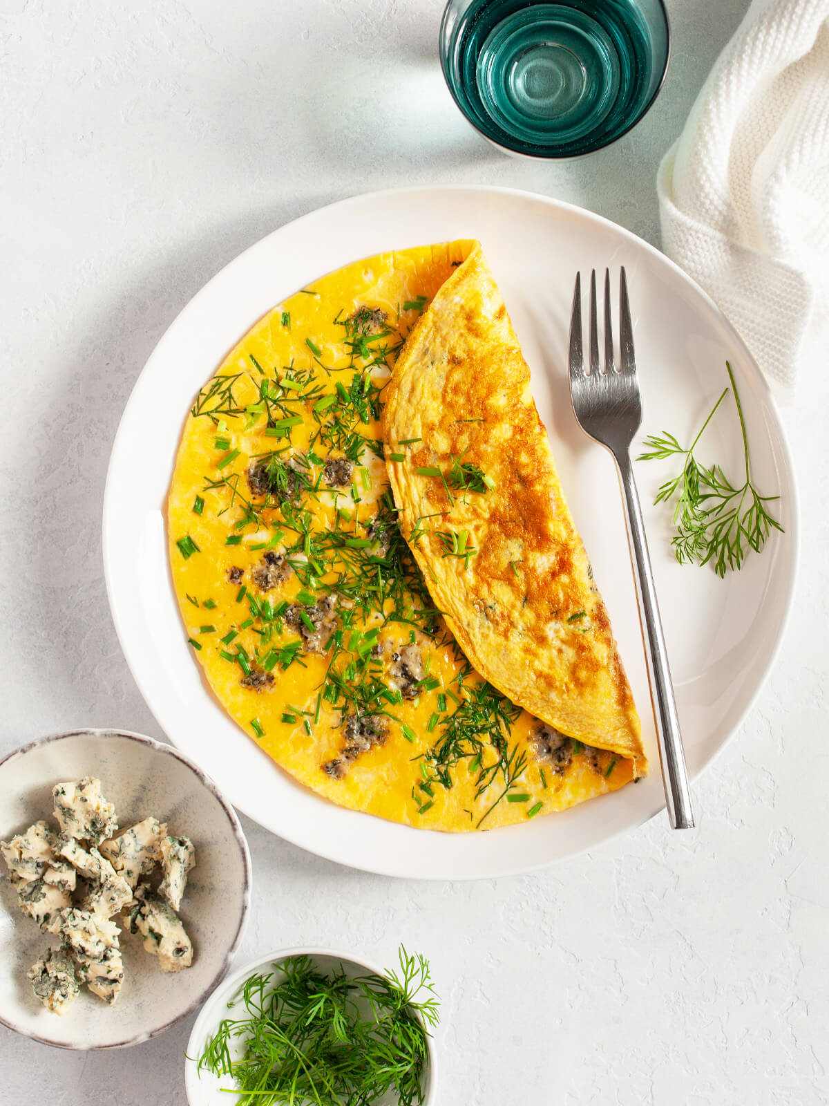 Omelett mit Blauschimmelkäse, Dill & Schnittlauch