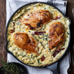 Orzo-Pasta mit Hähnchenbrust – Cremige Risoni-Pfanne mit Spinat, getrockneten Tomaten und Parmesan aus dem Ofen