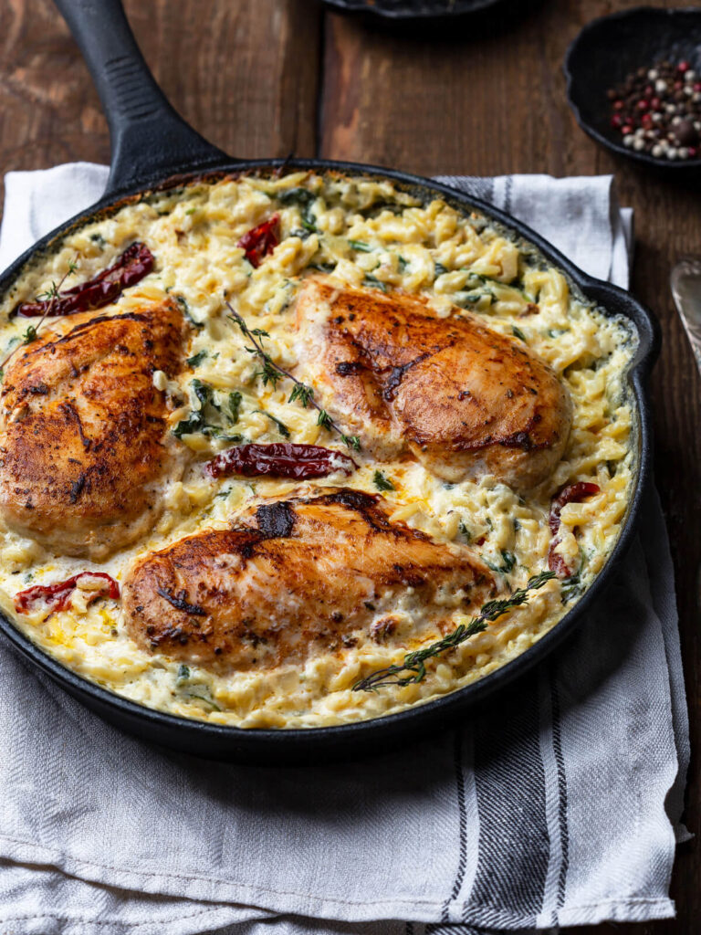 Orzo-Pasta mit Hähnchenbrust – Cremige Risoni-Pfanne mit Spinat, getrockneten Tomaten und Parmesan aus dem Ofen