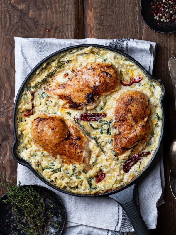 Orzo-Pasta mit Hähnchenbrust – Cremige Risoni-Pfanne mit Spinat, getrockneten Tomaten und Parmesan aus dem Ofen