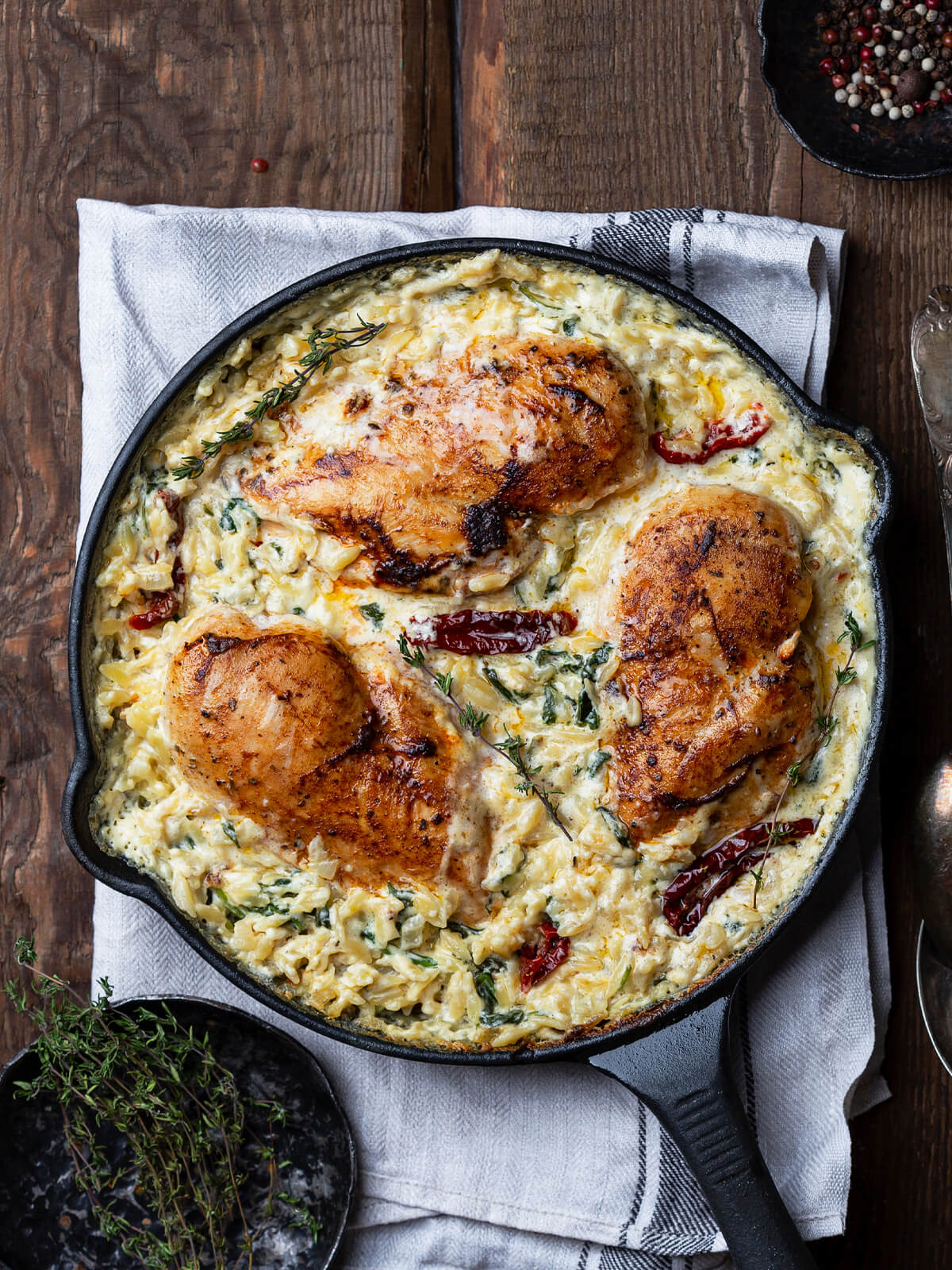 Orzo-Pasta mit Hähnchenbrust – Cremige Risoni-Pfanne mit Spinat, getrockneten Tomaten und Parmesan aus dem Ofen