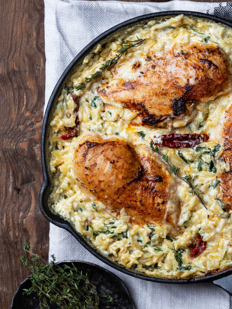 Orzo-Pasta mit Hähnchenbrust – Cremige Risoni-Pfanne mit Spinat, getrockneten Tomaten und Parmesan aus dem Ofen