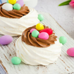 Oster-Baiser-Nester mit Schokocreme & Schoko-Eiern