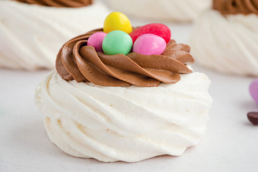 Oster-Baiser-Nester mit Schokocreme & Schoko-Eiern