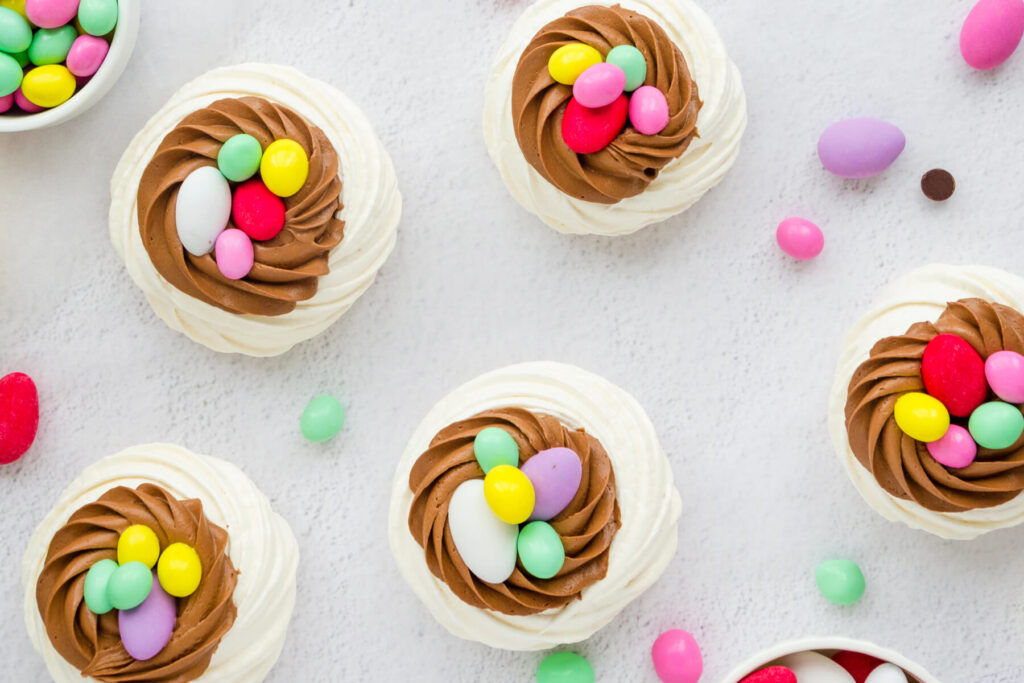 Oster-Baiser-Nester mit Schokocreme & Schoko-Eiern
