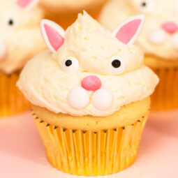 Oster-Hasen-Cupcakes (Vanille) mit weißer Buttercreme