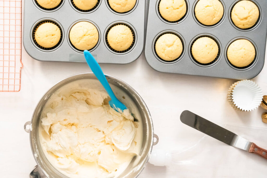 Oster-Hasen-Cupcakes (Vanille) mit weißer Buttercreme