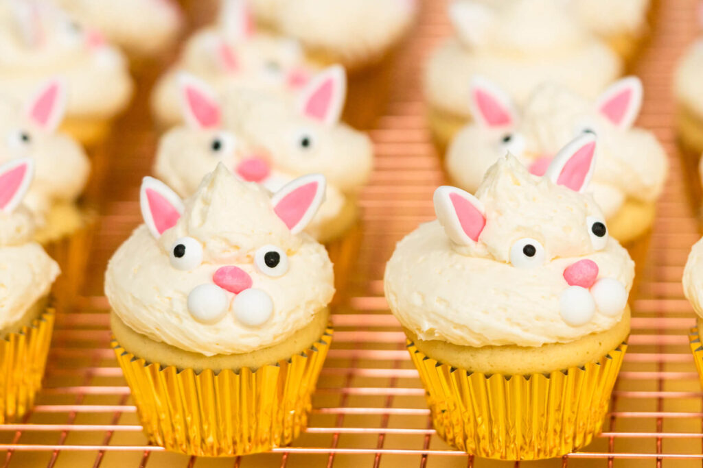 Oster-Hasen-Cupcakes (Vanille) mit weißer Buttercreme