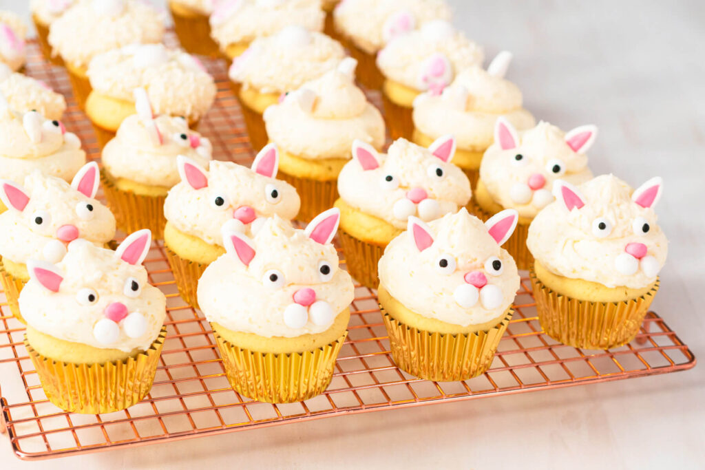 Oster-Hasen-Cupcakes (Vanille) mit weißer Buttercreme