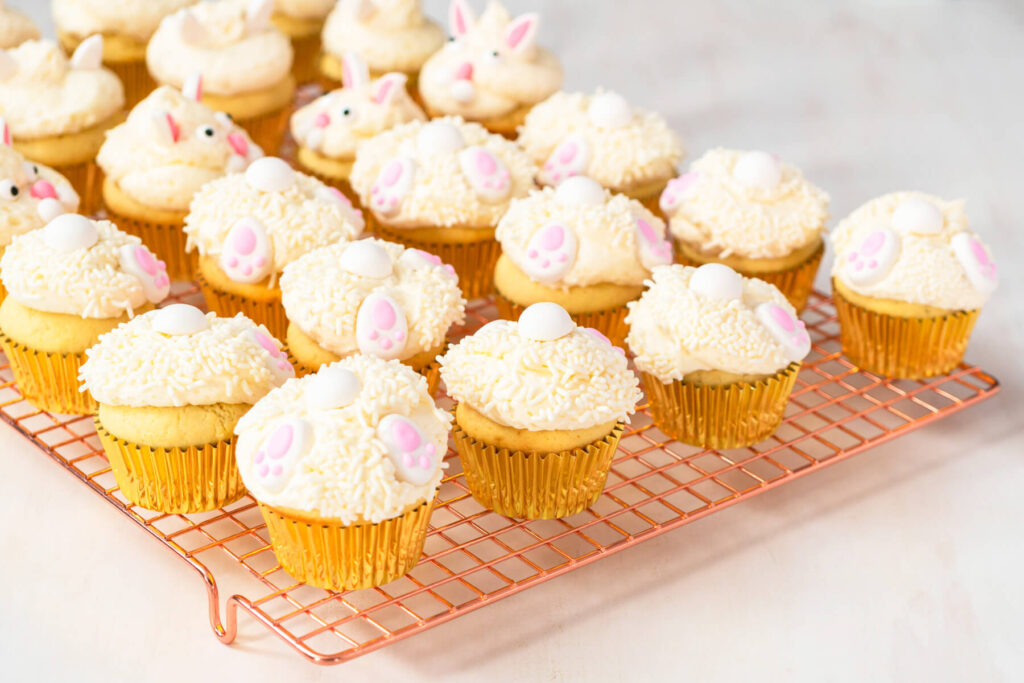 Oster-Hasen-Cupcakes (Vanille) mit weißer Buttercreme