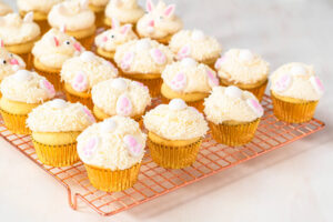 Oster-Hasen-Cupcakes (Vanille) mit weißer Buttercreme