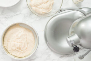 Oster-Hasen-Cupcakes (Vanille) mit weißer Buttercreme