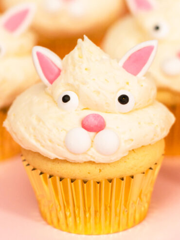 Oster-Hasen-Cupcakes (Vanille) mit weißer Buttercreme