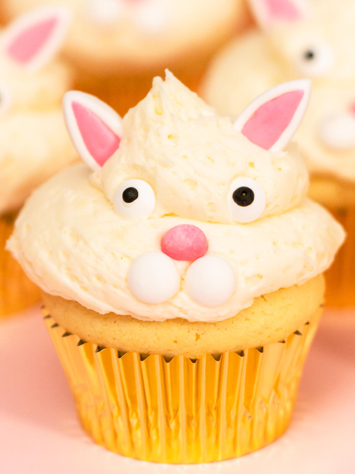 Oster-Hasen-Cupcakes (Vanille) mit weißer Buttercreme