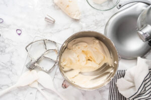 Oster-Hasen-Cupcakes (Vanille) mit weißer Buttercreme