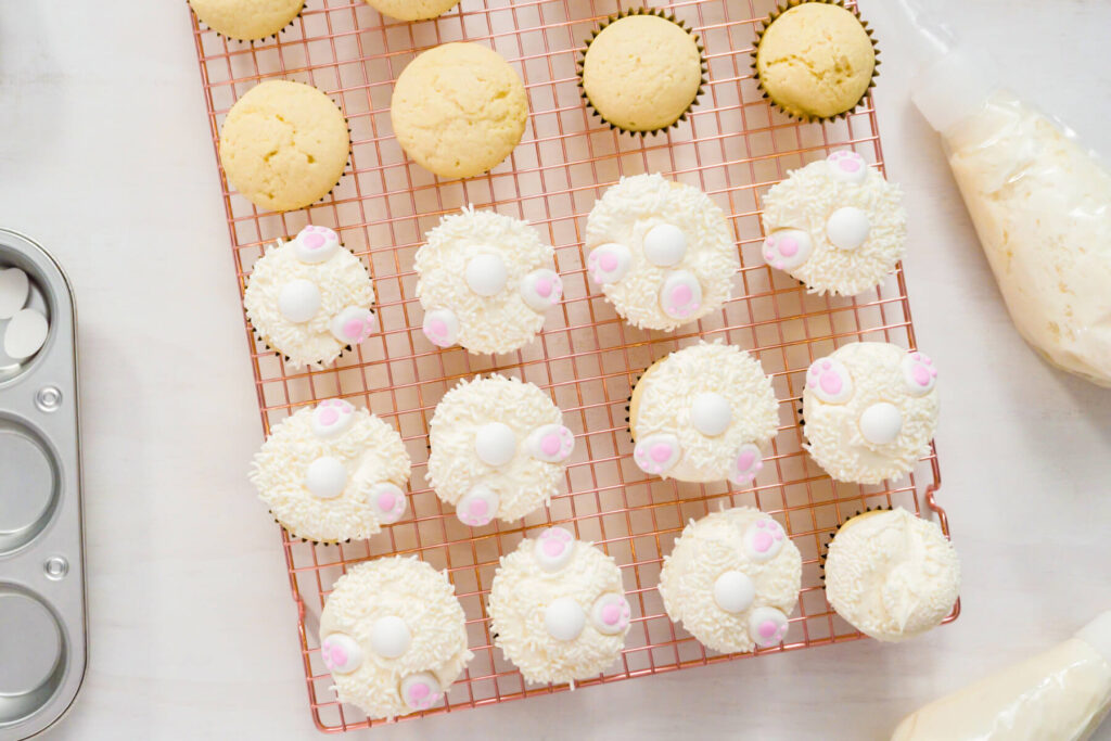 Oster-Hasen-Cupcakes (Vanille) mit weißer Buttercreme