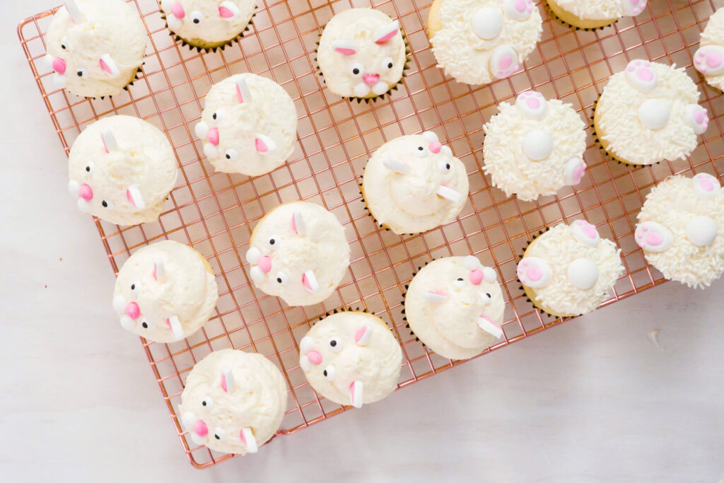 Oster-Hasen-Cupcakes (Vanille) mit weißer Buttercreme