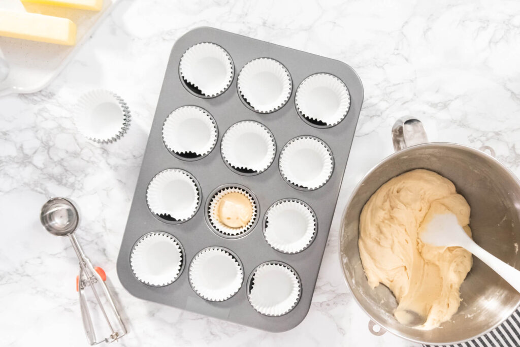 Oster-Hasen-Cupcakes (Vanille) mit weißer Buttercreme