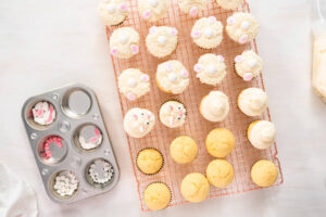 Oster-Hasen-Cupcakes (Vanille) mit weißer Buttercreme