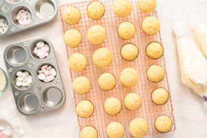 Oster-Hasen-Cupcakes (Vanille) mit weißer Buttercreme