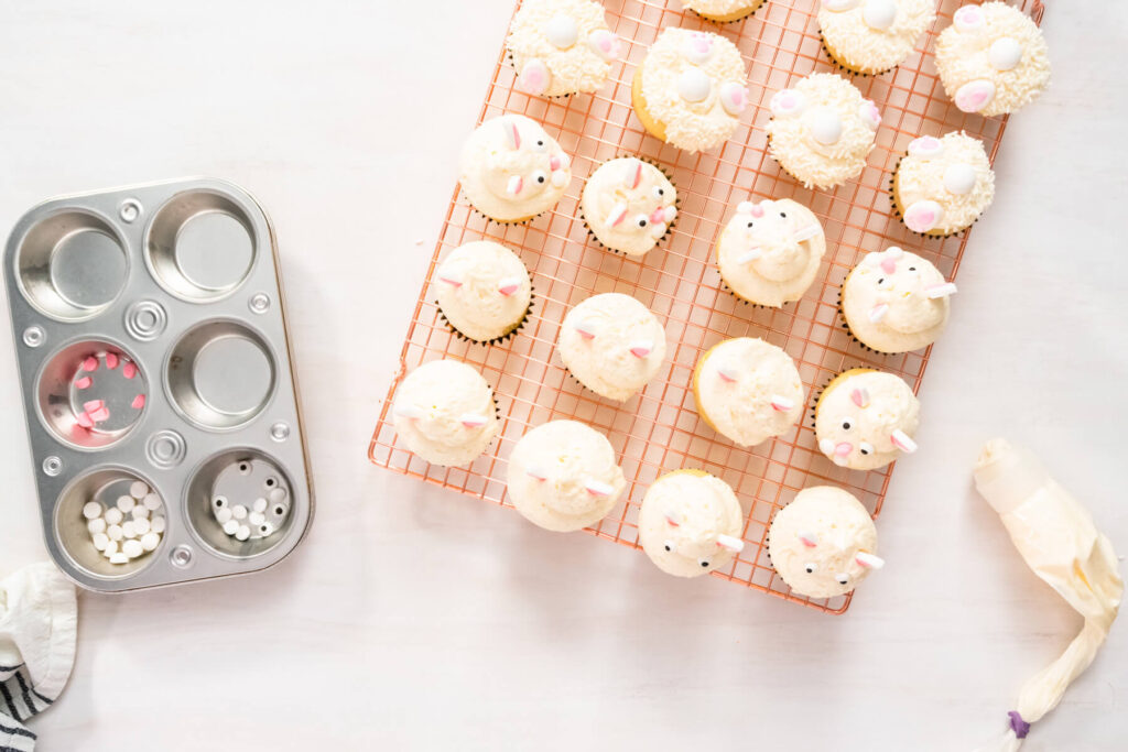 Oster-Hasen-Cupcakes (Vanille) mit weißer Buttercreme