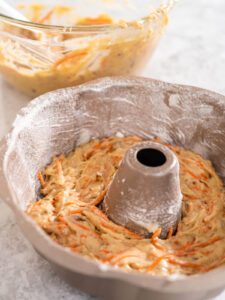 Oster-Rüebli-Gugelhupf mit Käsekern, Frischkäse-Frosting & Schoko-Möhren-Deko