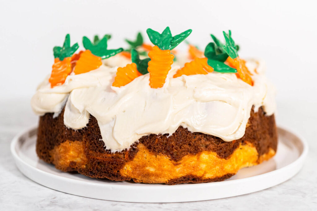 Oster-Rüebli-Gugelhupf mit Käsekern, Frischkäse-Frosting & Schoko-Möhren-Deko