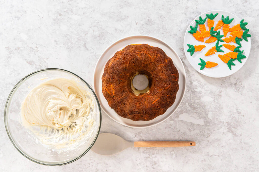 Oster-Rüebli-Gugelhupf mit Käsekern, Frischkäse-Frosting & Schoko-Möhren-Deko