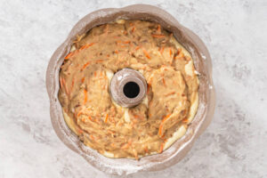 Oster-Rüebli-Gugelhupf mit Käsekern, Frischkäse-Frosting & Schoko-Möhren-Deko