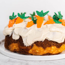 Oster-Rüebli-Gugelhupf mit Käsekern, Frischkäse-Frosting & Schoko-Möhren-Deko