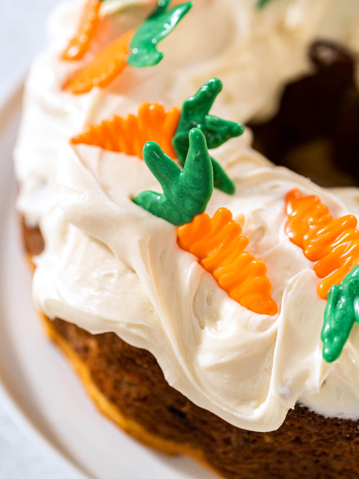 Oster-Rüebli-Gugelhupf mit Käsekern, Frischkäse-Frosting & Schoko-Möhren-Deko
